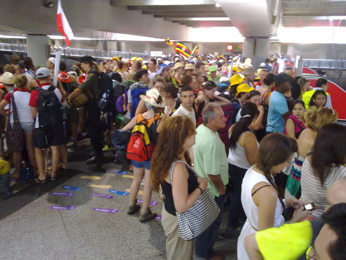 Una multitud de peregrinos colapsa los pasillos de la estcin de Cercanas de Atocha