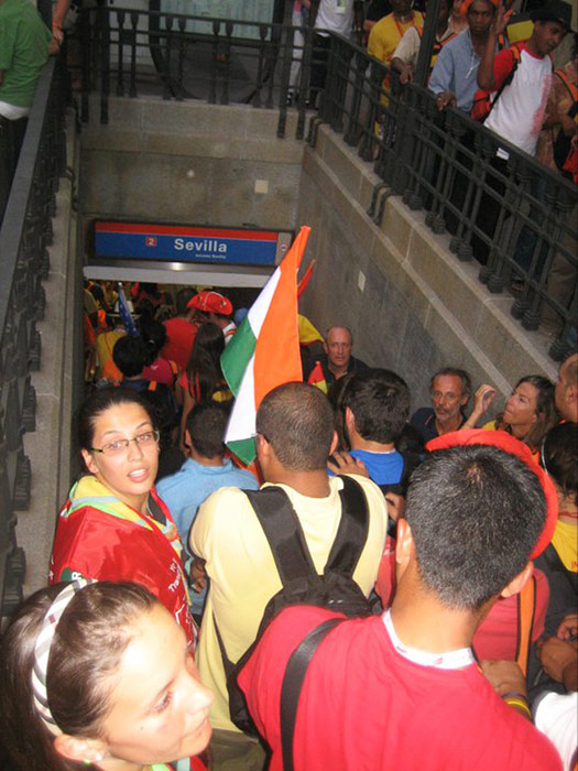 Acceso a la estacin de Metro de Sevilla. Cientos de peregrinos esperan en las escaleras poder llegar a los andenes.