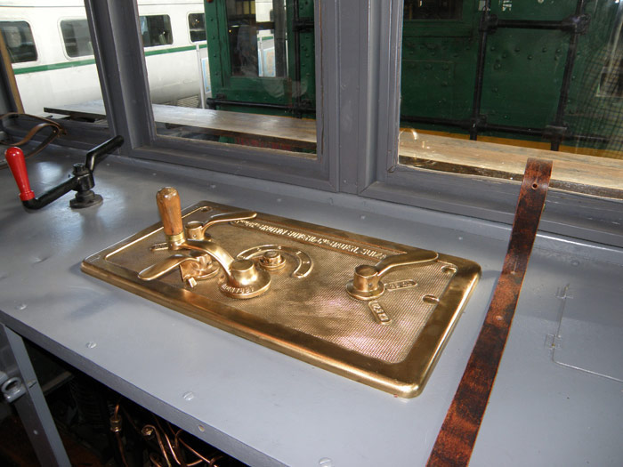 El trabajo de cuidada restauraci�n se aprecia en detalles como el control de tracci�n y freno de la locomotora, que luce como el primer d�a