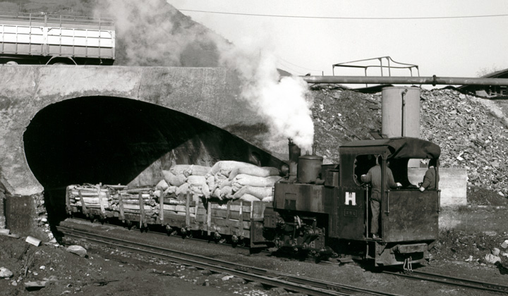 Un tren con sacos de forraje para las mulas de mina en el paso inferior del pozo San Jorge. h. 1965. Foto: Fernando Llaurad�