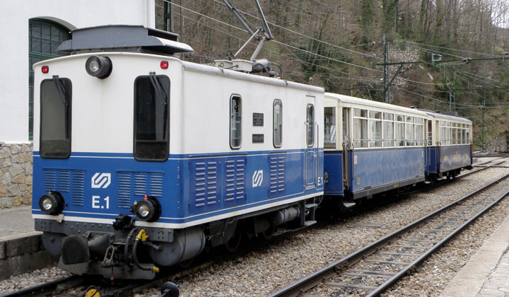Composici�n hist�rica especial con la locomotora E-1, el coche sal�n Affw 51 y un coche de viajeros convencional, todos con ocho d�cdadas sobre sus ruedas. Estacion  de Ribes-Vila