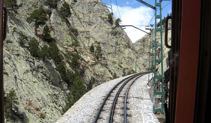 La v�a en el tramo final de ascenso a Nuria, con las traviesas en forma de "Y" y la cremallera en el eje de la v�a