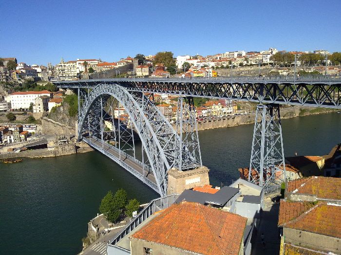 Instant�nea del Luis I con la ciudad de Oporto al fondo