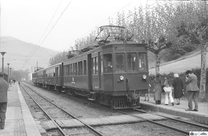 1972. Automotor el�ctrico n� 7 del Ferrocarril del Urola (Zumaya a Zum�rraga) remolcando la composici�n de coches de viajeros del tren especial del Congreso de la Asociaci�n de Amigos del Ferrocarril de Madrid (AAF), celebrado en 1972, y detenida en la estaci�n de Zum�rraga (Guip�zcoa). Foto Juan Bautista Cabrera P�rez-Caballero. Archivo Hist�rico Ferroviario.