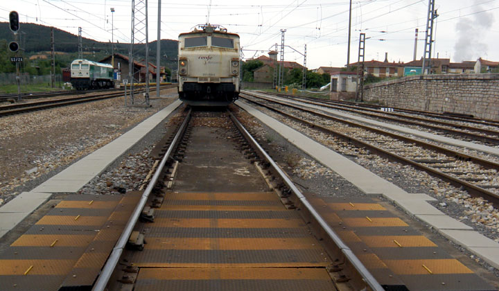 La locomotora frente al tramo en losa de transici�n donde se sit�an la b�scula