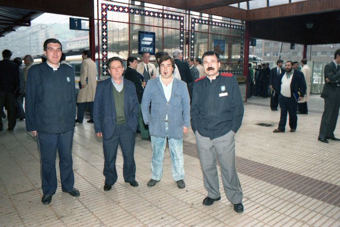 Varios ferroviarios posan ante la cmara en los andenes de la estacin de Atxuri. Archivo EuskoTren/Museo Vasco del Ferrocarril