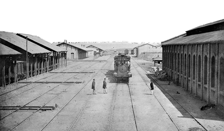 Estaci�n de Castej�n de Ebro, donde finalmente se estableci� el enlace del ferrocarril de Tudela a Bilbao con el de Zaragoza a Pamplona. Fotograf�a de J. Laurent. Patrimonio Historico, Ministerio de Cultura