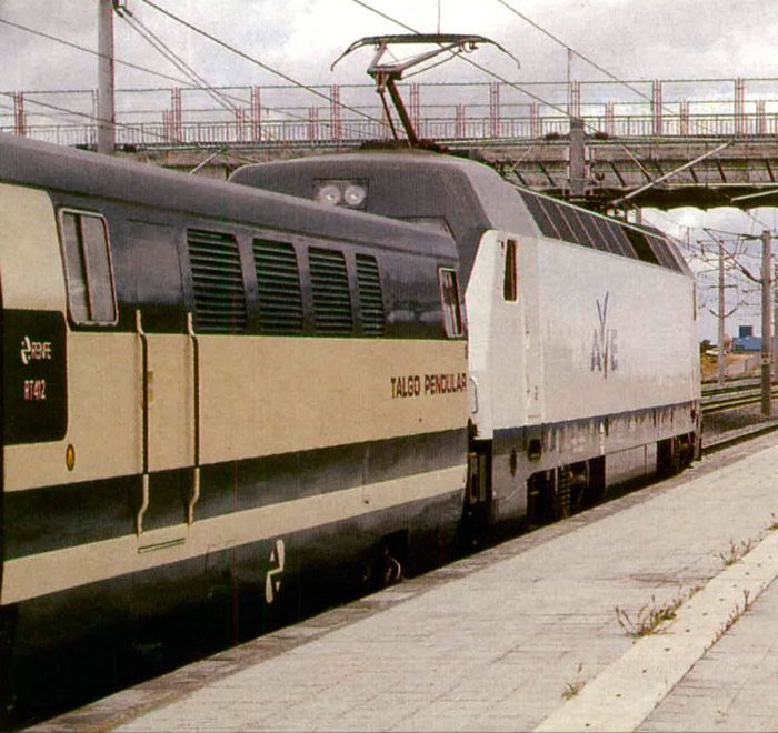 Una composicin de seis coches Talgo 200 y el coche laboratorio AVE arrastrada por una locomotora de la serie 252 alcanza en 1994 los 303 kilmetros/hora en 24 kilmetros entre las localidades de Mora y Urda, en la lnea de alta velocidad Madrid-Sevilla.