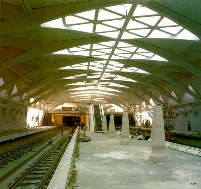 Andn central de la nueva estacin de Alameda de FGV en Valencia, iluminado con luz natural. Imagen de las obars tomada en 1995.