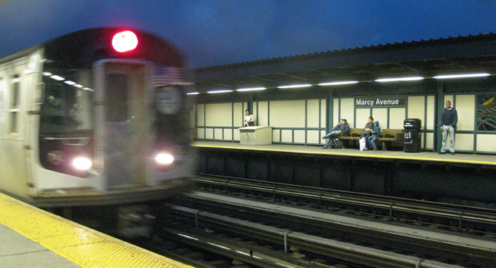 Un tren entrando en la estacin Marcy Avenue, en Brooklyn