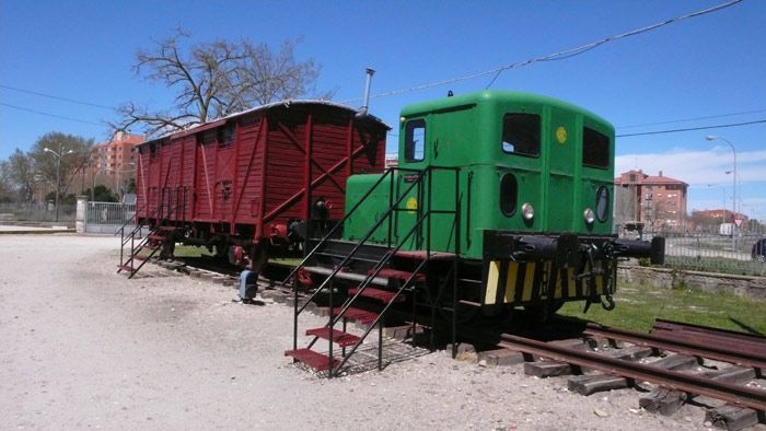 En las v�as del museo se expone una locomotora Gmeinder junto a un vag�n tipo �J�.