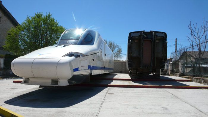 La maqueta del Talgo junto a un coche de viajeros en las instalaciones del museo. 