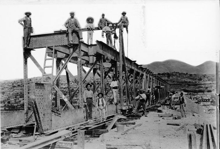 Montaje de los tramos metlicos del puente de Santa Ana en la lnea de va estrecha de Alicante a Villajoyosa y Denia. Imagen de 1914. Foto Archivo Histrico Ferroviario
