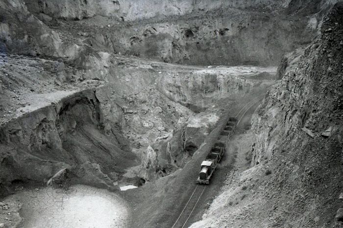 Tren de minero, remolcado por un tractor diesel de fabricaci�n brit�nica. 7 de abril de 1961. 