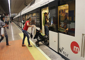 Ferrocarrils de la Generalitat Valenciana dota de plataformas para facilitar el acceso a los trenes a otras diez estaciones