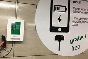 Prueba piloto de cargadores r�pidos de m�viles en la l�nea 2 de Metro de Barcelona