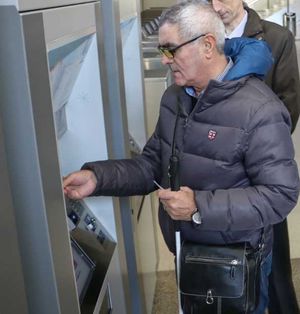 Euskotren adapta el sistema de venta automática de billetes en Vizcaya a personas con discapacidad visual