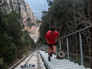 FGC presenta la primera edicin de la Carrera Vertical en los funiculares de Montserrat