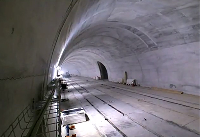 Concluye el montaje de la vía en el túnel de la Serra Grossa del Tram de Alicante