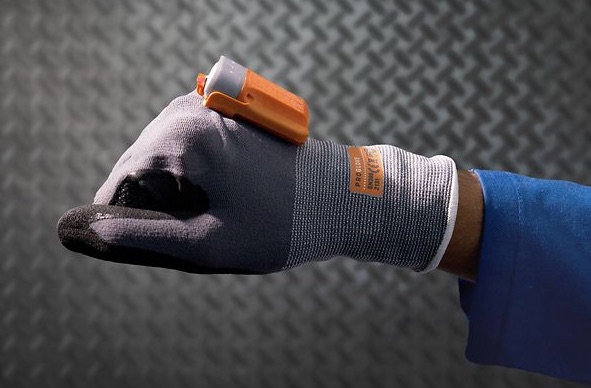 DB Schenker presenta un guante de escaneo inteligente