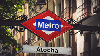 Metro de Madrid prueba un sistema de venta rápida de billetes sencillos y de diez viajes