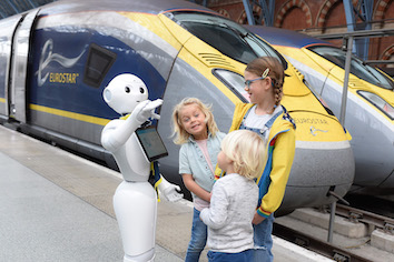Un robot acta de anfitrin para Eurostar en la estacin londinense de Saint Pancras