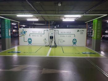 En servicio un sistema de recarga rápida de vehículos eléctricos en la Ferrolinera de Málaga María Zambrano