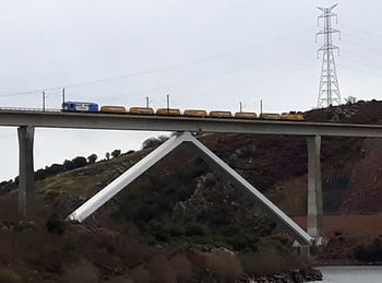 Pruebas de carga en el viaducto sobre el río Tera, en Zamora, de la línea de alta velocidad Madrid-Galicia
