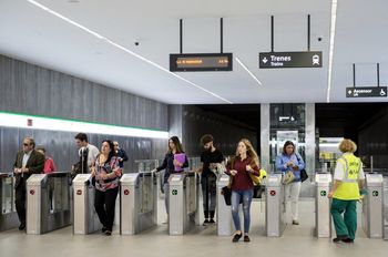 Los usuarios valoran con un 8,3 el servicio del Metro de Granada