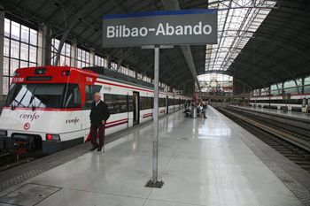 La tarjeta sin contacto +renfe & t se implanta en el ncleo de Cercanas de Bilbao a partir del lunes