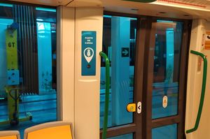 Metro de Granada instala puntos de carga para m�viles en el interior de los trenes