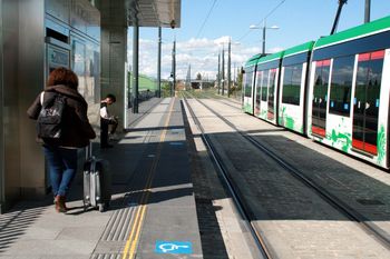 Las paradas en superficie del Metro de Granada contar�n tambi�n con desfibriladores