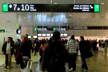Comienzan las obras para unificar el acceso a las v�as de ancho convencional en el vest�bulo de la estaci�n de Barcelona-Sants