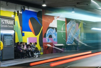 Presentado el mural de arte urbano de la parada del Tram de Barcelona de Cornell Centro