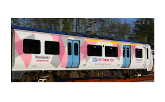 Tres trenes decorados en homenaje al Sistema Nacional de Salud brit�nico