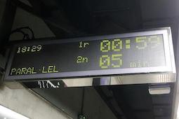 Metro de Barcelona ofrece informaci�n de la llegada de un segundo convoy en sus paneles de and�n 