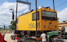 FGC incorpora una locomotora dual para trabajos de mantenimiento de va 