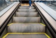 Metro de Barcelona renueva las escaleras mec�nicas de las estaciones de Urgell y Rocafort