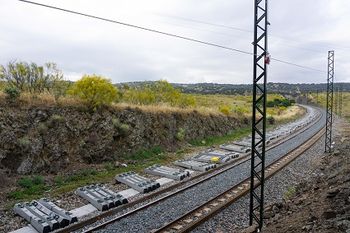 Comienza el levante de la v�a para su renovaci�n integral en el tramo Plasencia-Monfrag�e