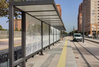 Instalaci�n de las paradas en el tramo en superficie de la l�nea 10 de Metrovalencia