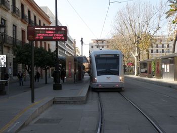 Licitado el equipamiento de las paradas para la ampliaci�n del tranv�a de Sevilla