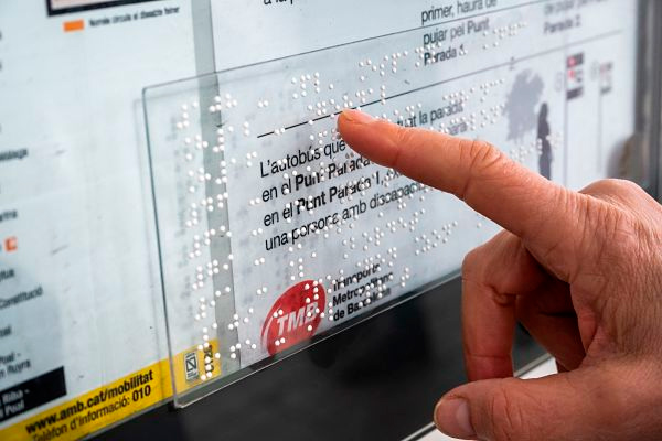 Transportes Metropolitanos de Barcelona realiza una prueba piloto de se�alizaci�n en braille