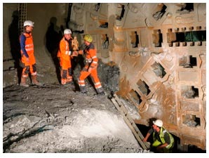 Primer cale en el t�nel de base de Semmering, en Austria