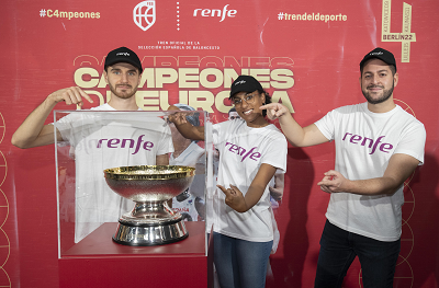 El trofeo del Eurobasket de la selecci�n espa�ola, expuesto en la estaci�n de Atocha Cercan�as