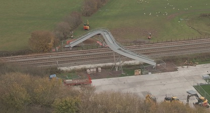 Prototipo de pasarela ferroviaria de polímero reforzado en el Reino Unido