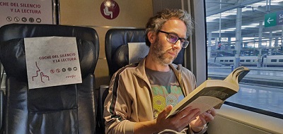 El ‘Coche del Silencio’ del AVE se convierte en sala de lectura durante la Feria del Libro de Madrid