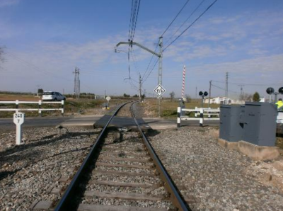 Mantenimiento nocturno en la infraestructura de un paso a nivel en Almagro