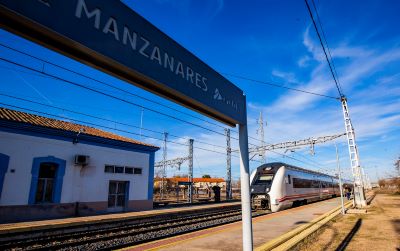 Trabajos de mantenimiento en la infraestructura de la estaci�n de Manzanares, en Ciudad Real