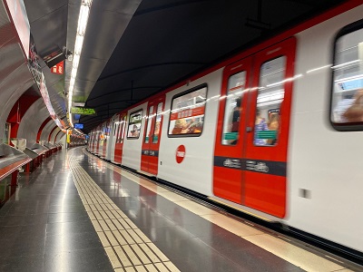 En servicio en la l�nea�1 del metro de Barcelona el primer tren de la serie 8000