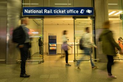 El gobierno brit�nico descarta el plan para cerrar las taquillas de las estaciones en Inglaterra